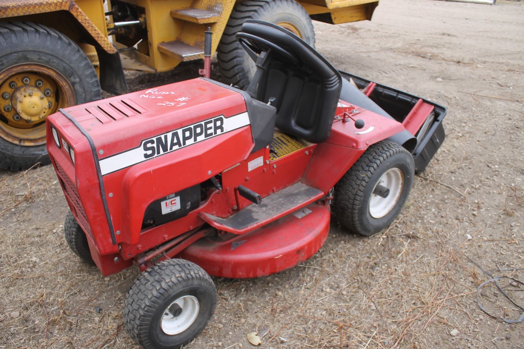 Snapper Rider Lt16 Snapper riding mower, 16 HP c/w rear bagger (runs nice, newer blades ...