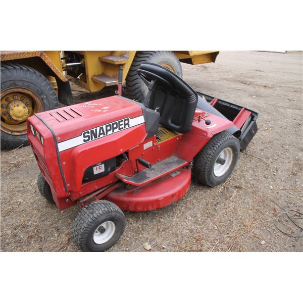 Snapper riding mower, 16 HP c/w rear bagger (runs nice, newer blades, needs a battery