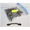 Image 1 : BAG WITH 22 DOOR HANDLES AND SCREWS