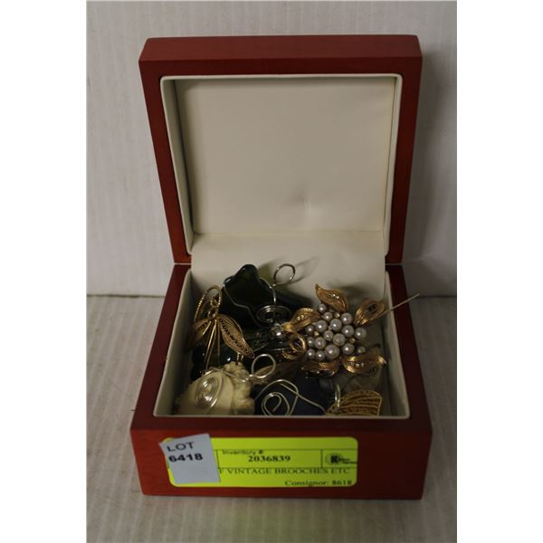 BOX OF VINTAGE BROOCHES ETC