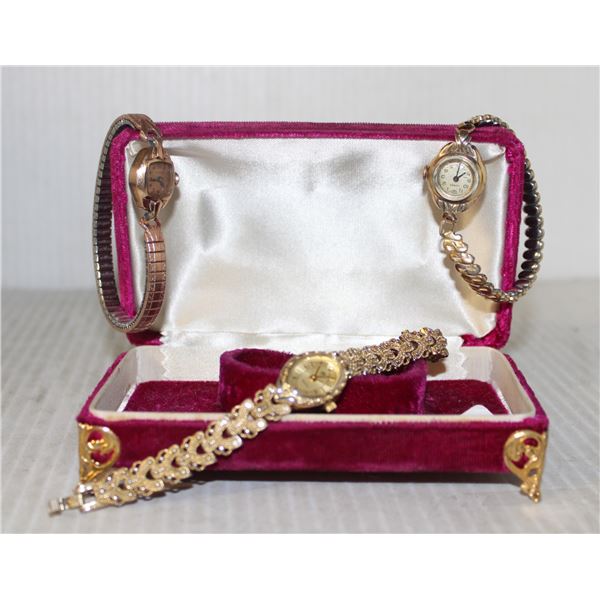 BOX WITH 3 VINTAGE WATCHES