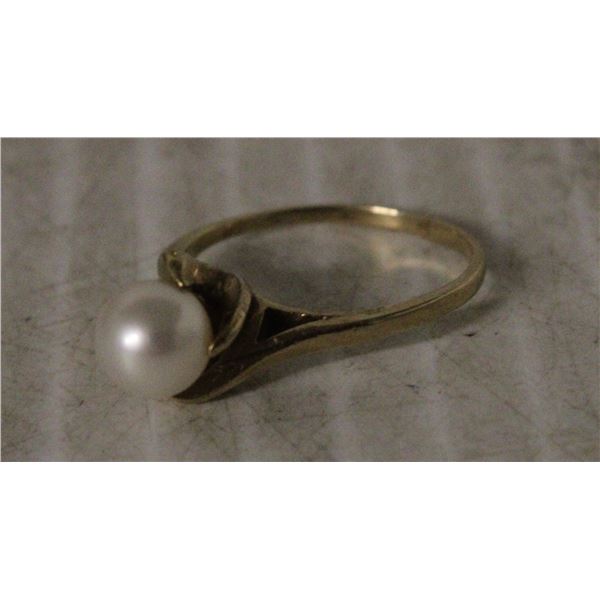 GOLD RING WITH PEARL