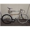 Image 2 : NO NAME WHITE FIXED GEAR ROAD BIKE ( MISSING BRAKES & GRIPS)