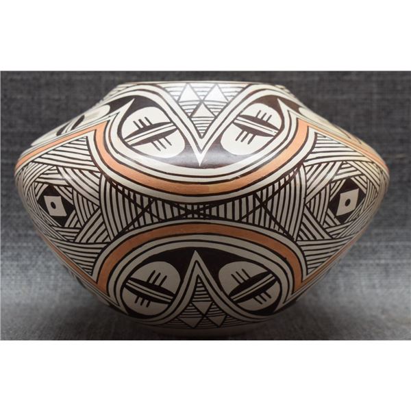 HOPI INDIAN POTTERY JAR ( HELEN NAHA)