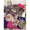 Image 5 : Large Assortment of Women's Scarves