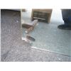 Image 3 : **5-drawer dresser with mirror - some damage to mirror