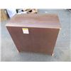 Image 3 : **2-door cabinet on casters - 31" x 17"