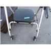 Image 3 : **Foot stool + walker