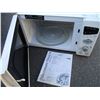 Image 3 : **White microwave Browner oven