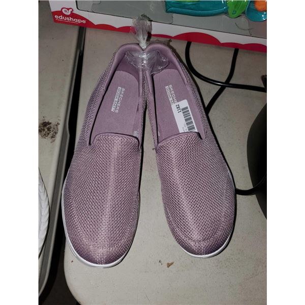 Skechers Womens Size 11 Slip On Sneakes