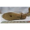 Image 5 : pair of vintage women's shoe stretcher size 4D