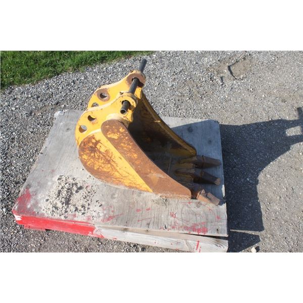 JD 12" digging bucket