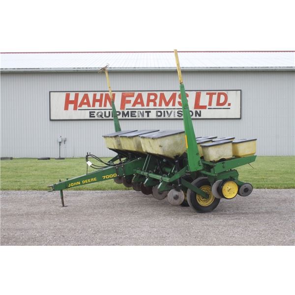 JD 7000 6 row corn planter, dry fertilizer, monitor