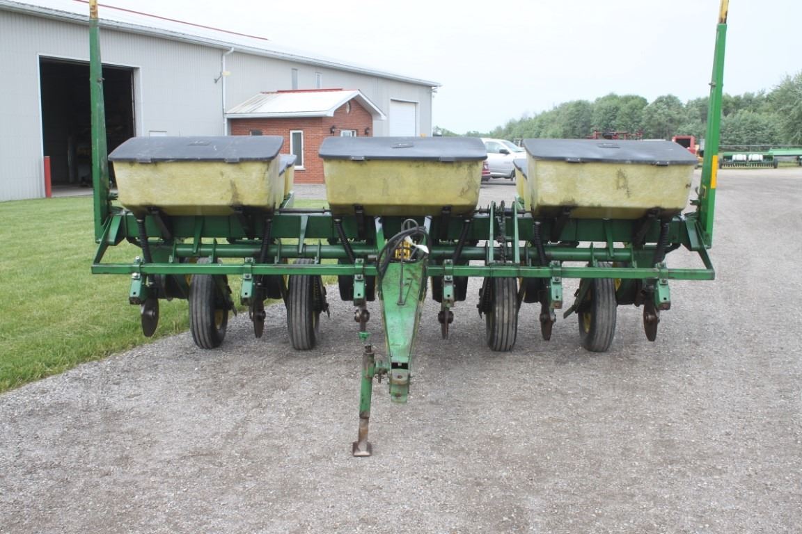 JD 7000 6 row corn planter, dry fertilizer, monitor