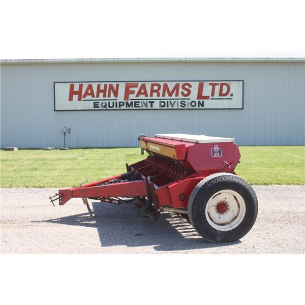 IH 5100 16 run seed drill, grass box, dry fertilizer