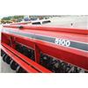 Image 11 : IH 5100 16 run seed drill, grass box, press wheels