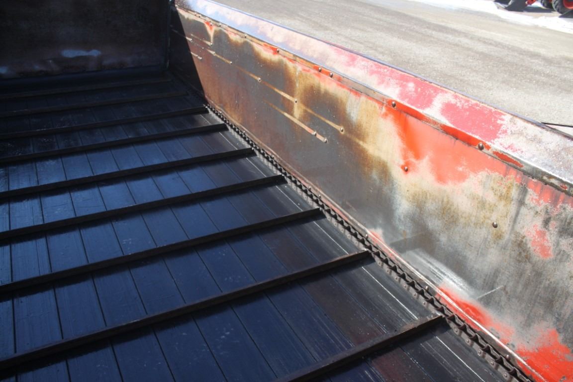 New Holland 195 tandem axle manure spreader, top beater, end gate