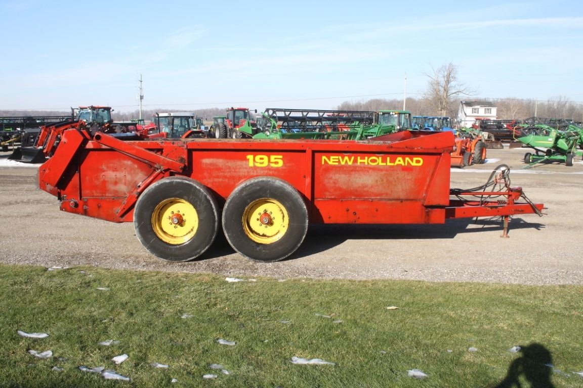 New Holland 195 tandem axle manure spreader, top beater, end gate