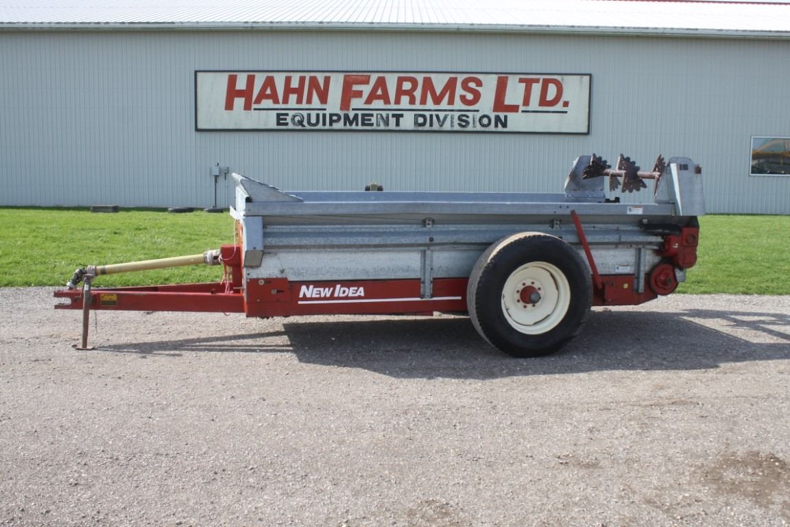 New Idea 3722 single axle manure spreader, top beater, one owner
