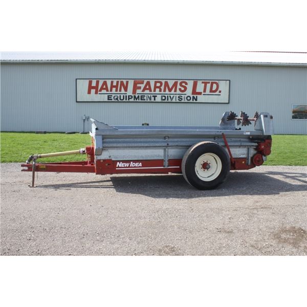 New Idea 3722 single axle manure spreader, top beater, one owner