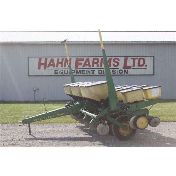JD 7000 6 row corn planter, dry fertilizer, monitor, local retirement