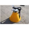 Image 3 : BE 550 lb. poly seed/fertilizer spreader