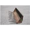 Image 4 : JD 5' manure fork, JD 245 coupler