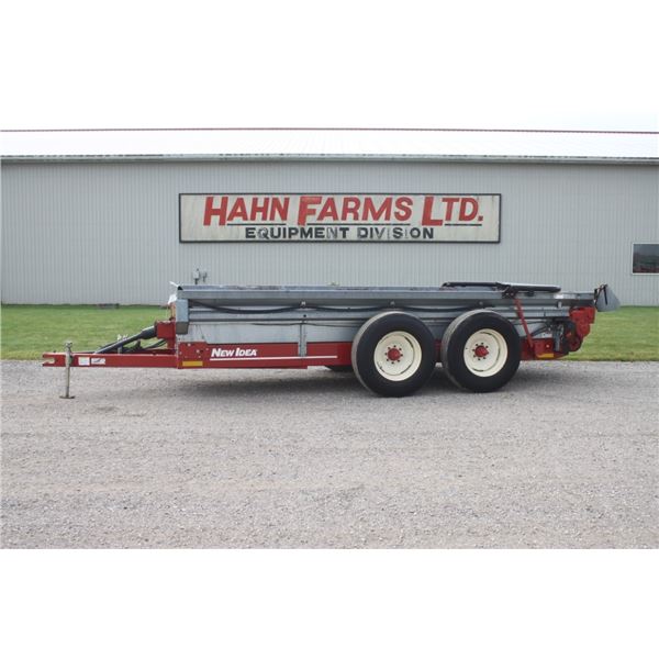 New Idea 3732 tandem axle manure spreader, hydraulic end gate, very good