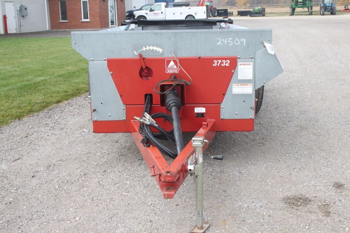 New Idea 3732 tandem axle manure spreader, hydraulic end gate, very good