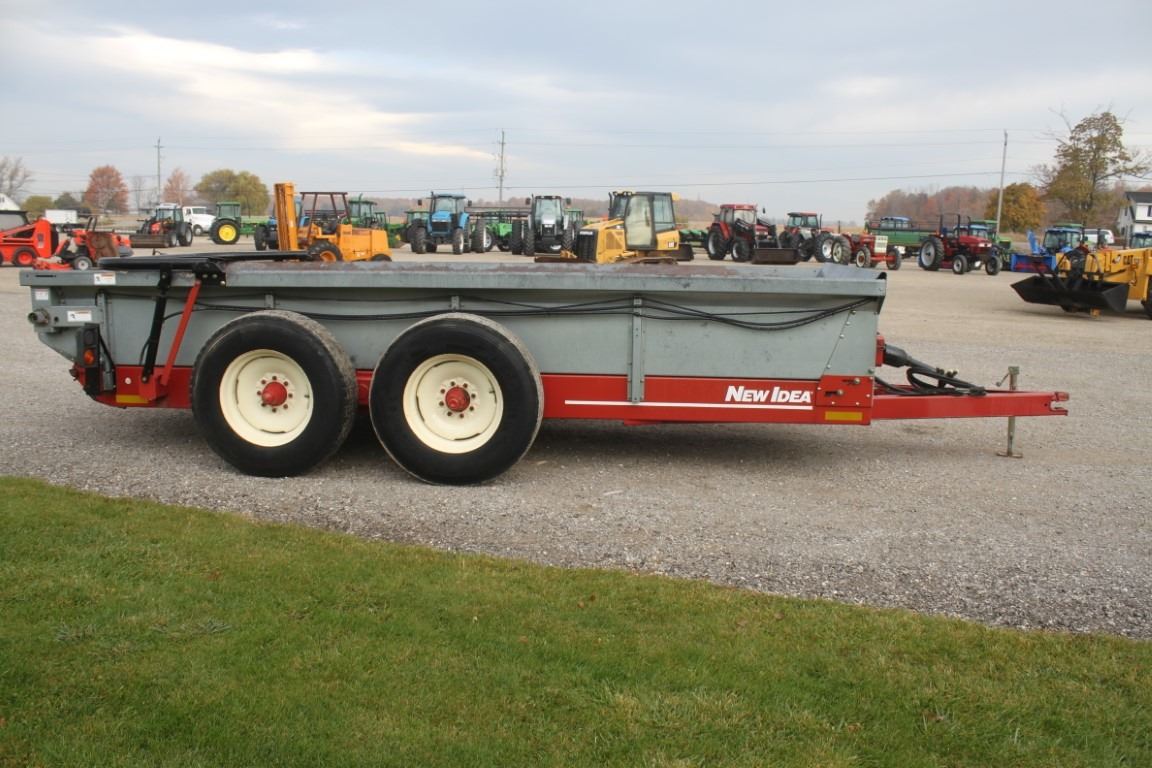 New Idea 3732 tandem axle manure spreader, hydraulic end gate, very good