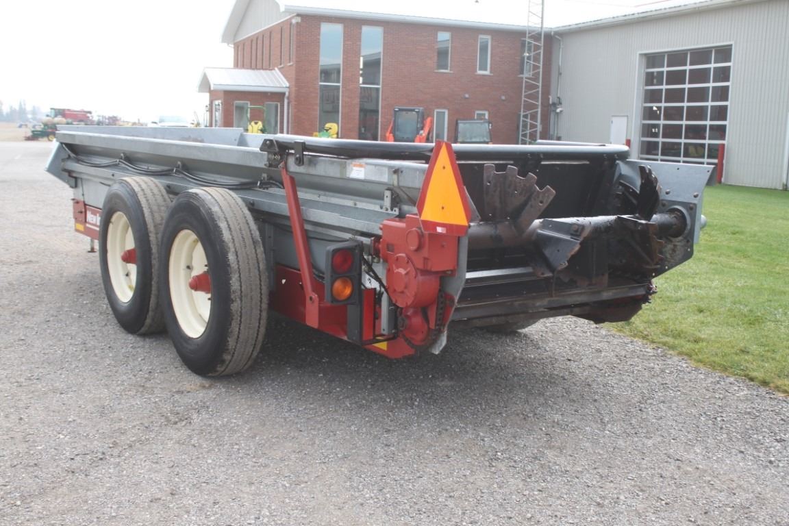 New Idea 3732 tandem axle manure spreader, hydraulic end gate, very good