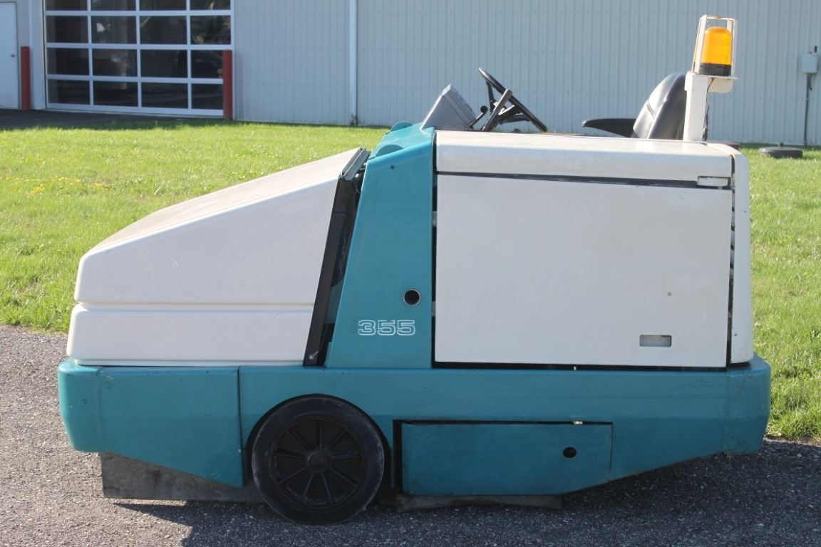 Tennant 355 self propelled sweeper, 1017 hours, local municipal unit
