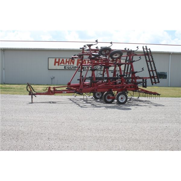 CIH 4800 28' cultivator, 3 bar harrow, rear hitch, walking tandem axle, one owner