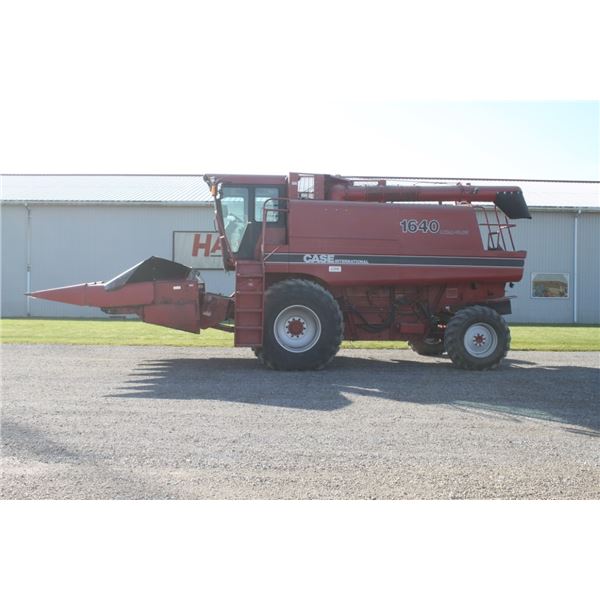 CIH 1640 combine. Mud hog 4wd, rock trap, grain loss monitor, chaff spreader, 5540 hours, Meticulous