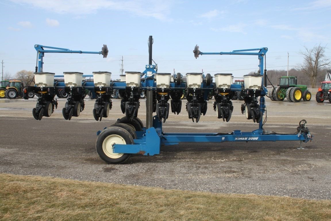 Kinze 3500 8/15 interplant planter, KPM III monitor, row cleaners, corn
