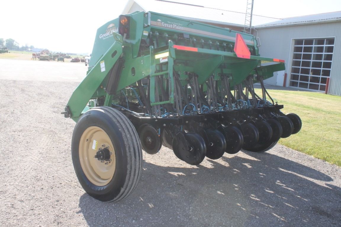 Great Plains 1006NT1575 15 run, 10' notill drill, liquid fertilizer