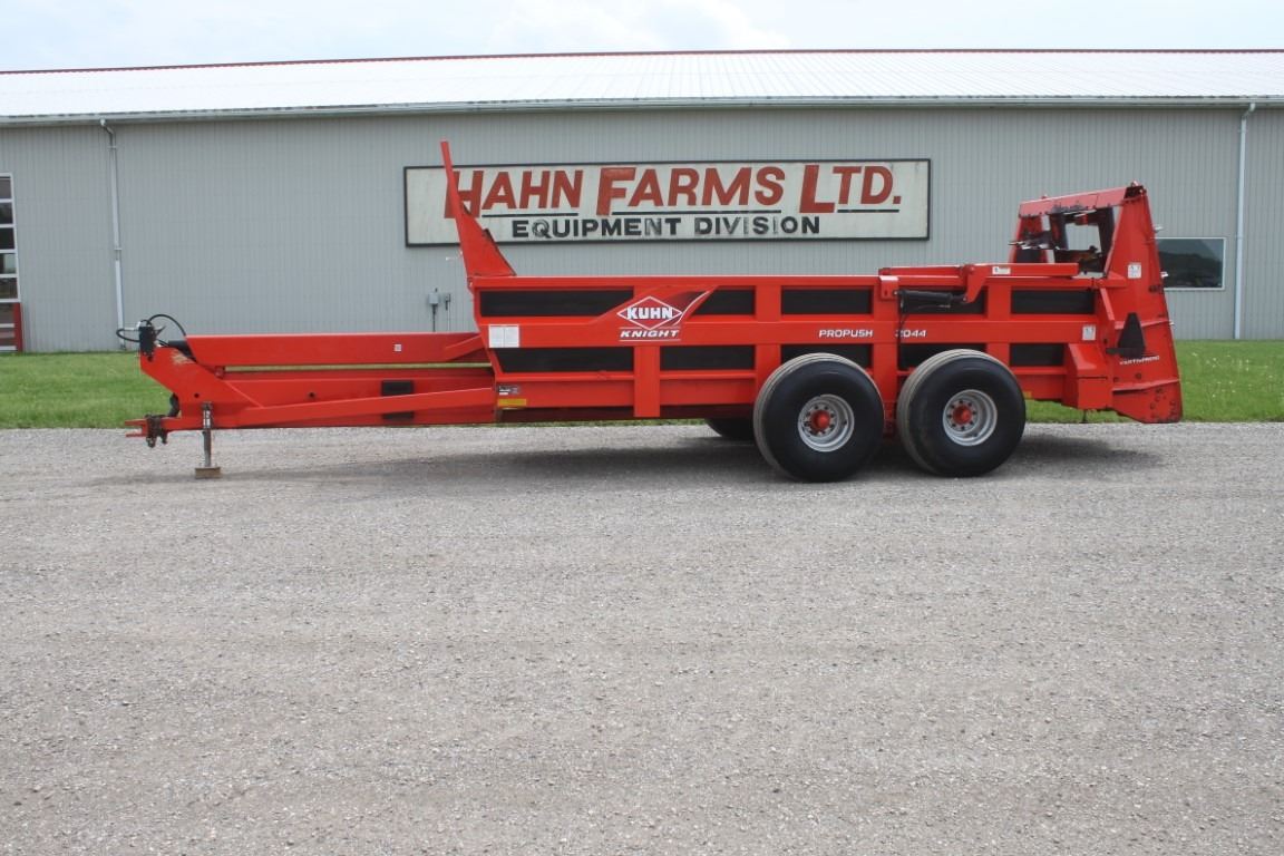 Kuhn Knight Propush 2044 tandem axle manure spreader, vertical beater