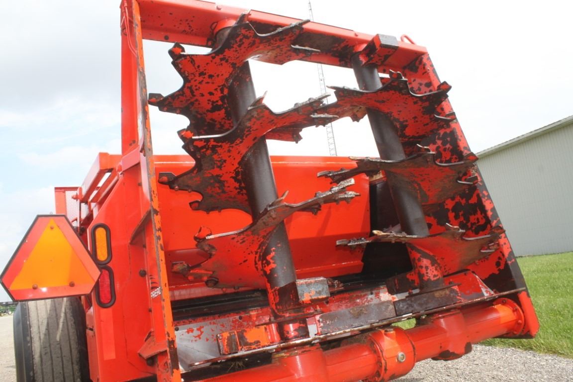 Kuhn Knight Propush 2044 tandem axle manure spreader, vertical beater