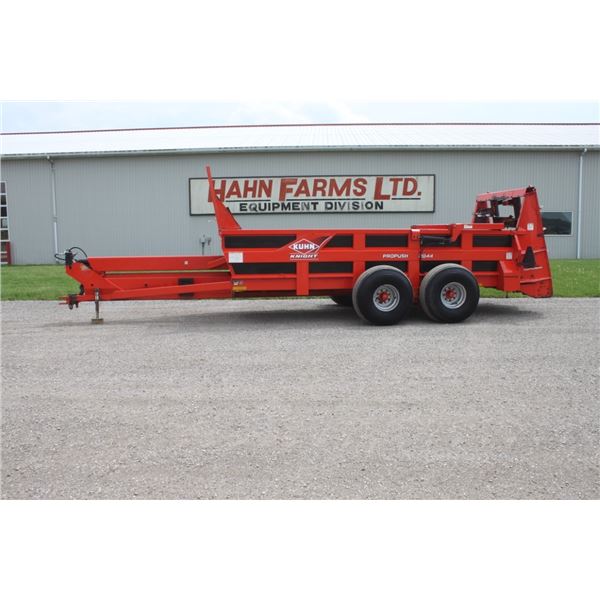 Kuhn Knight Propush 2044 tandem axle manure spreader, vertical beater, hydraulic end gate, hydraulic