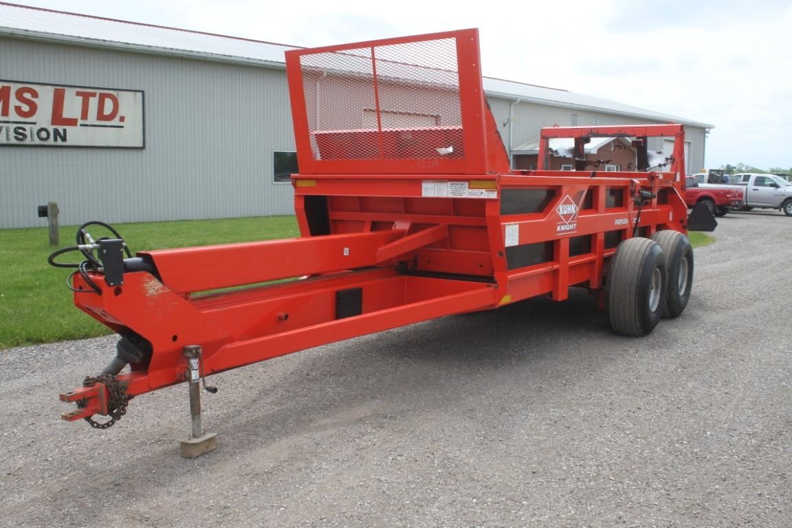 Kuhn Knight Propush 2044 tandem axle manure spreader, vertical beater
