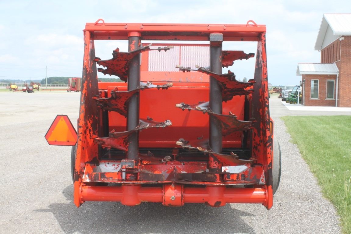 Kuhn Knight Propush 2044 tandem axle manure spreader, vertical beater