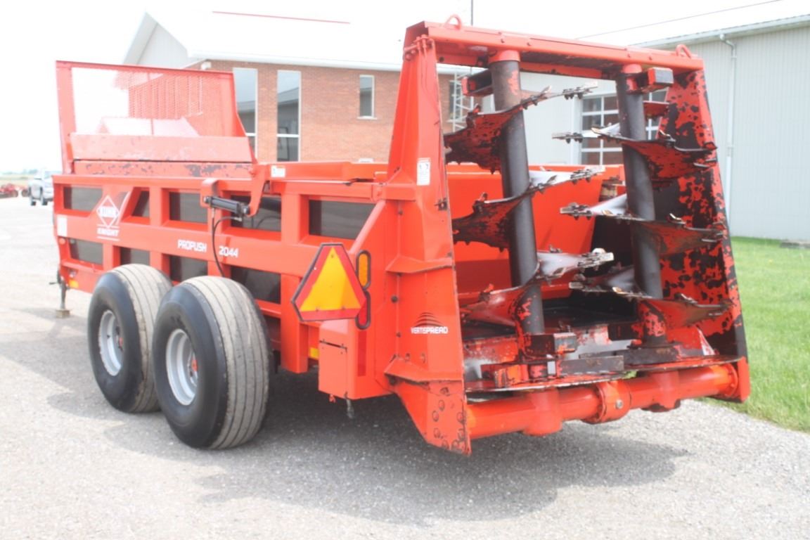 Kuhn Knight Propush 2044 tandem axle manure spreader, vertical beater