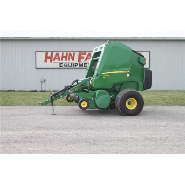 JD 450M round baler, Megawide HC2 pick-up, pre cutter, drop floor, net wrap, 21.5Lx16.1 floatation t