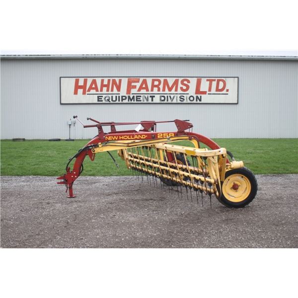 New Holland 258 hay rake, hydraulic drive, low use