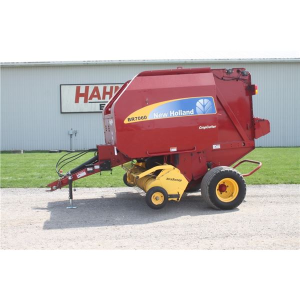 New Holland BR7060 round baler, crop cutter, net wrap, extra sweep pickup, 18Lx16.1 floatation tires