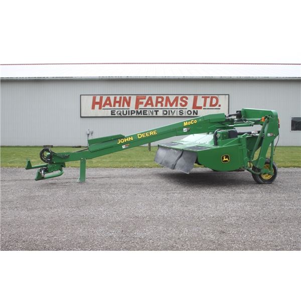 JD 735 Moco 11' center pivot discbine, 2004 model