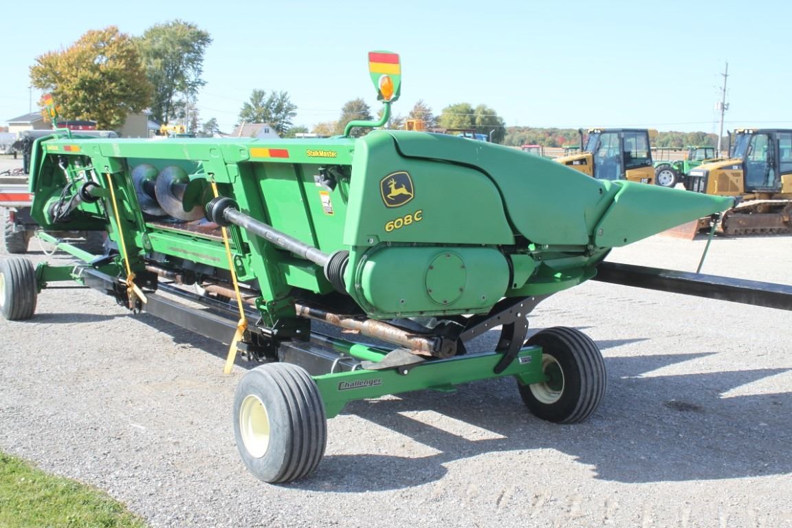 JD 608C Stalkmaster 8 row corn head, hydraulic deck plates