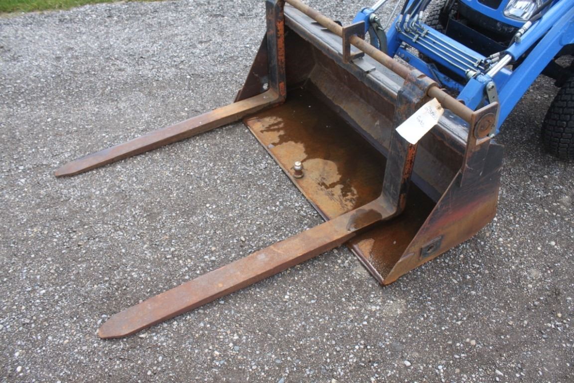 New Holland TC26DA 4wd compact tractor, NH 12LA loader, NH 756C backhoe