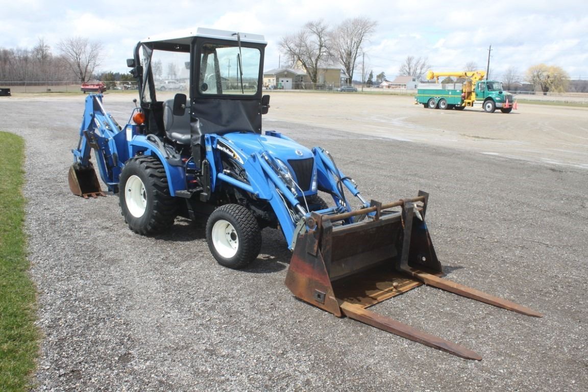 New Holland TC26DA 4wd compact tractor, NH 12LA loader, NH 756C backhoe