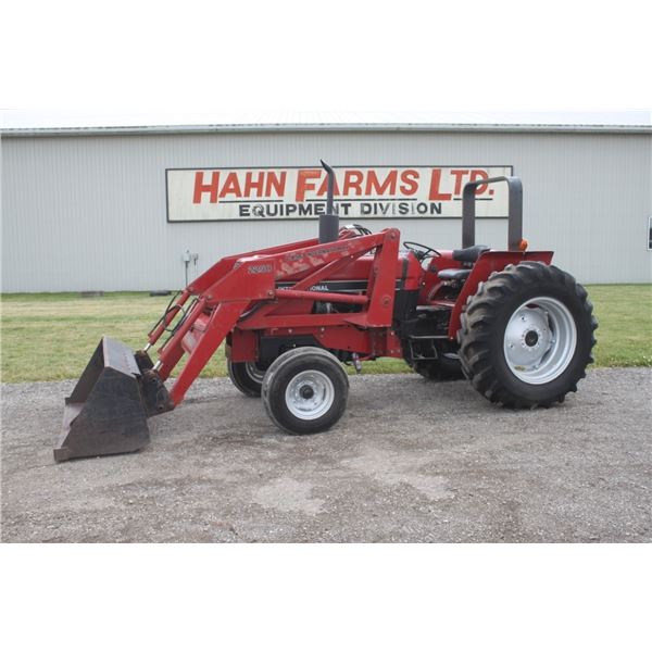 CIH 695 2wd tractor, rops, 2250 loader, Frey QT bucket, 16.9x30, shuttle, 2031 hours, one owner